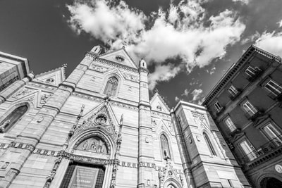 混凝土建筑物的灰度照片